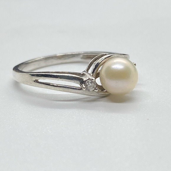 Pearl & Silver Ring With Two Stones - Picture 15 of 16